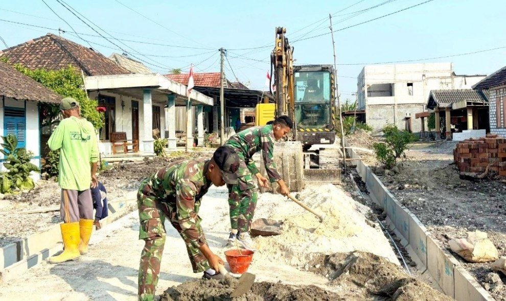 Gotong Royong TNI dan Warga Kesongo Percepat Pembangunan...