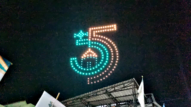 Langit Terang Drone Show di Muktamar NU ke...