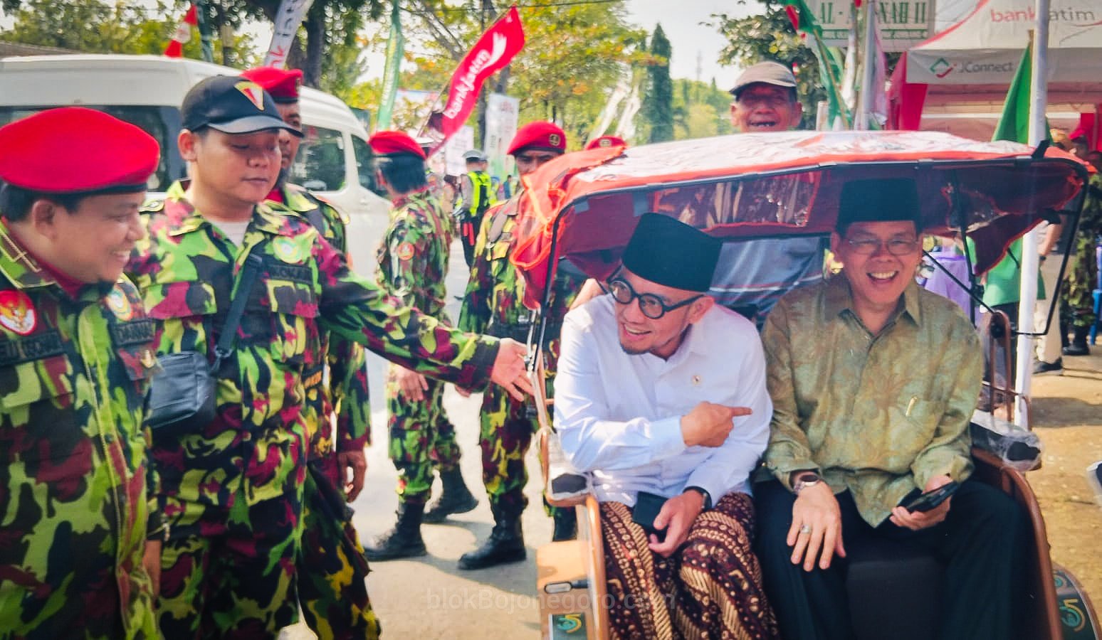 Wamenhaj Dahnil Zumanjuntak Naik Becak ke Pembukaan Muktamar...