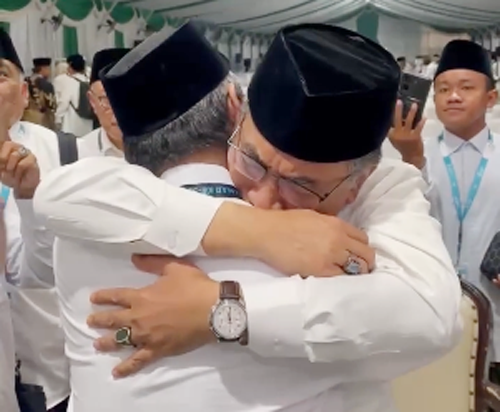 LPJ PBNU Diterima: Gus Yahya Menangis Peluk Teman