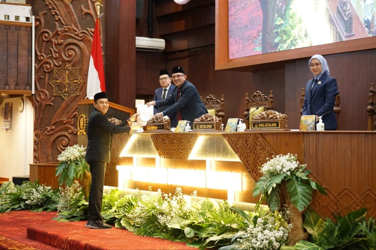Fraksi PDI-P Pertanyakan Dasar Dana Cadangan Pilgub Jatim...