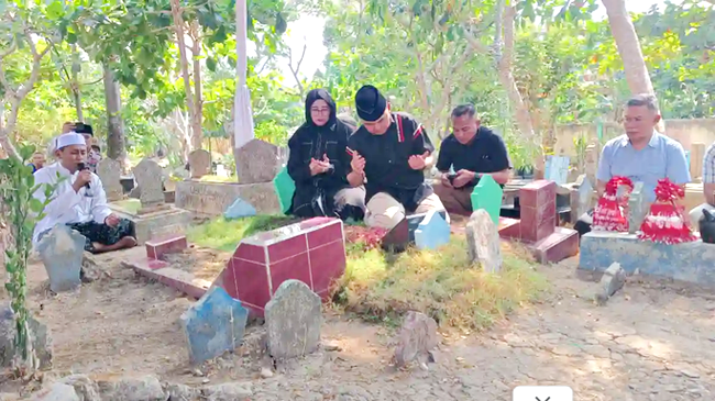 Pulang Kampung, Kapolda Jatim Irjen Dekananto Ziarah Makam...