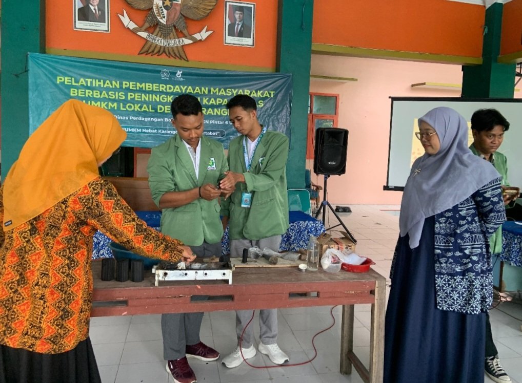 Mahasiswa Unugiri Ajak Warga Karangdayu Olah Sampah Organik Jadi Arang Briket