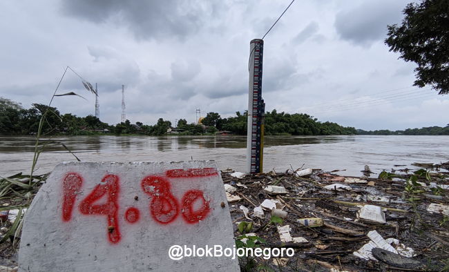 Papan Ukur Air Bengawan Solo di TBS