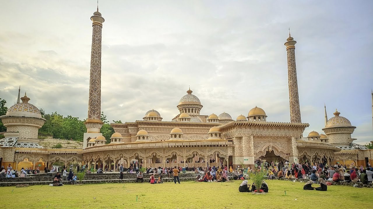 Masjid Wisata Bojonegoro Masih Dipadati Warga, Jalur Bojonegoro Ngawi Rawan Macet