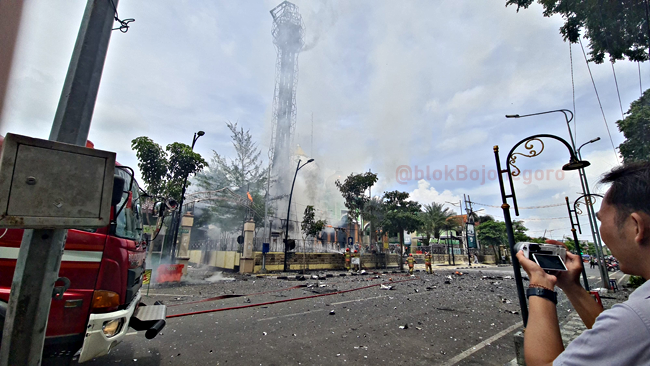 Asap Tebal dan Menara Masjid Agung Tinggal Rangka