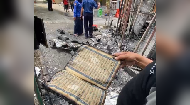 Alquran Ditemukan Utuh Usai Kebakaran Hebat Menara Masjid Agung Bojonegoro