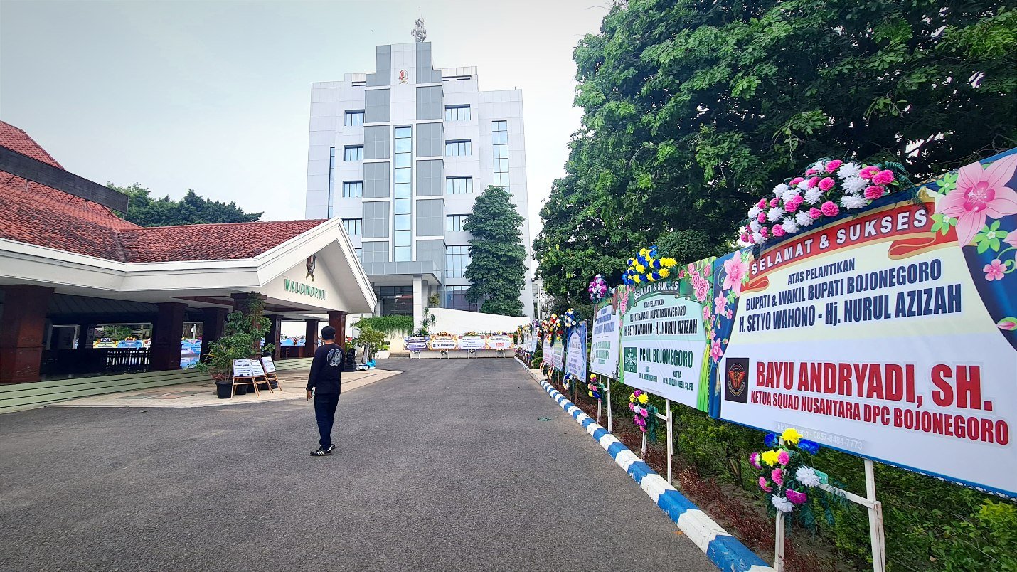Pelantikan Bupati dan Wabup, Ratusan Karangan Bunga Banjiri Pendopo Pemkab Bojonegoro