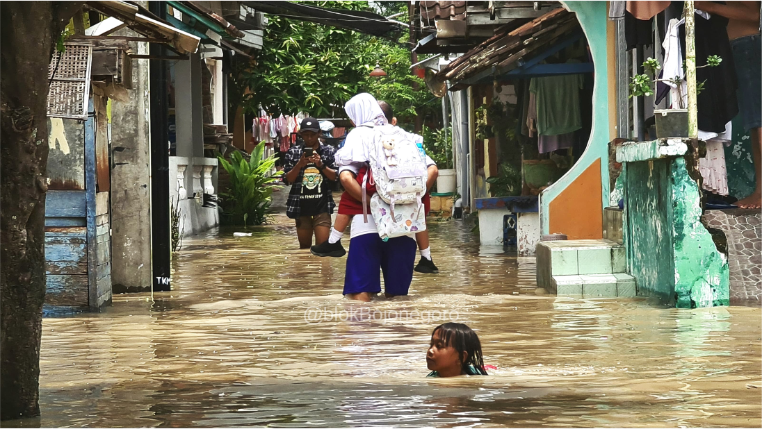 Bengawan Solo Siaga, Rumah Terendam Banjir Warga Masih Bertahan
