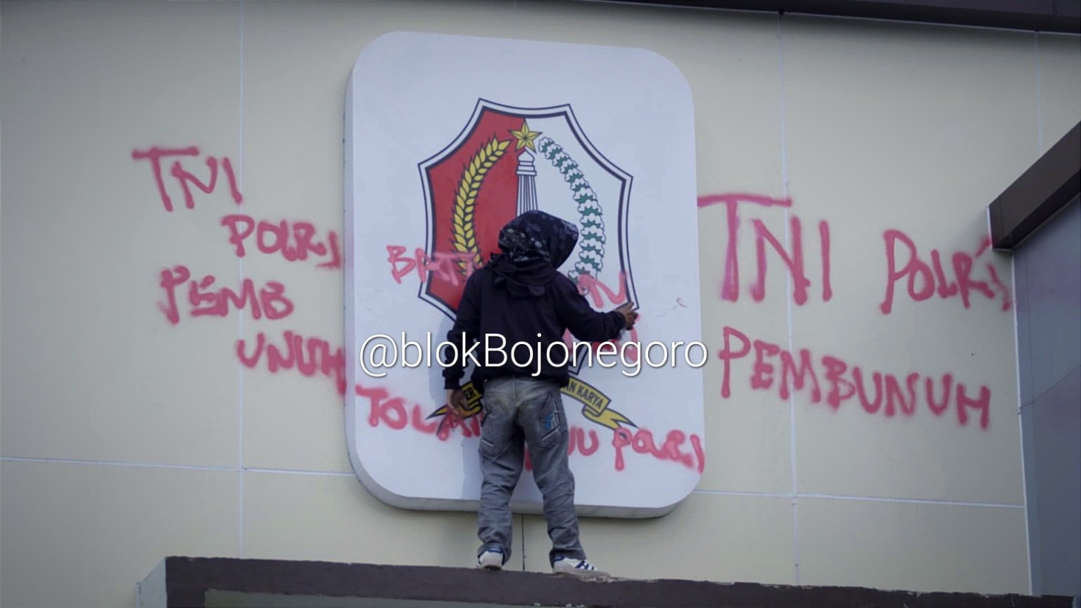 Massa Coreti Gedung DPRD Bojonegoro Saat Demo Tolak UU TNI