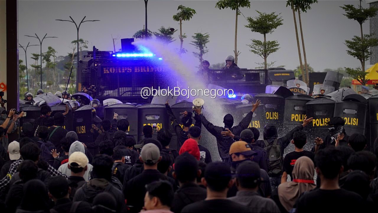 Potret Kericuhan Demo Tolak UU TNI di Bojonegoro
