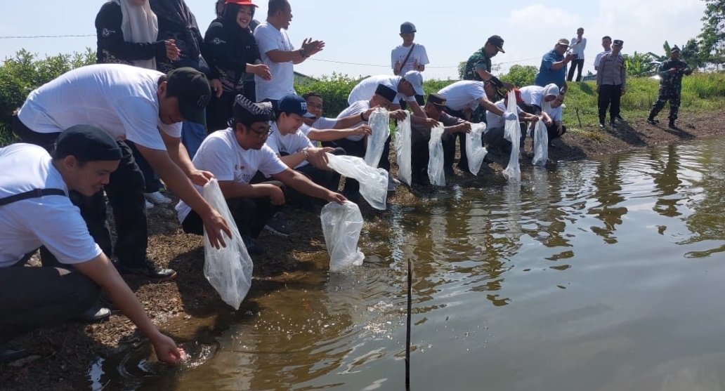 HPN 2025, PWI Bojonegoro Tanam Pohon dan Tebar Benih Ikan di Embung Ngumpakdalem