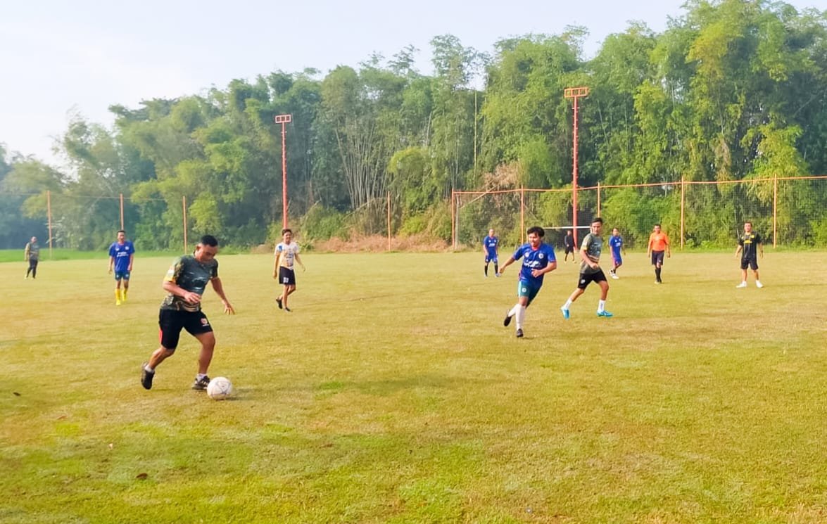 Jalin Sinergi Lewat Sepak Bola, Babinsa dan Perangkat Desa di Kepohbaru Tunjukkan Kekompakan