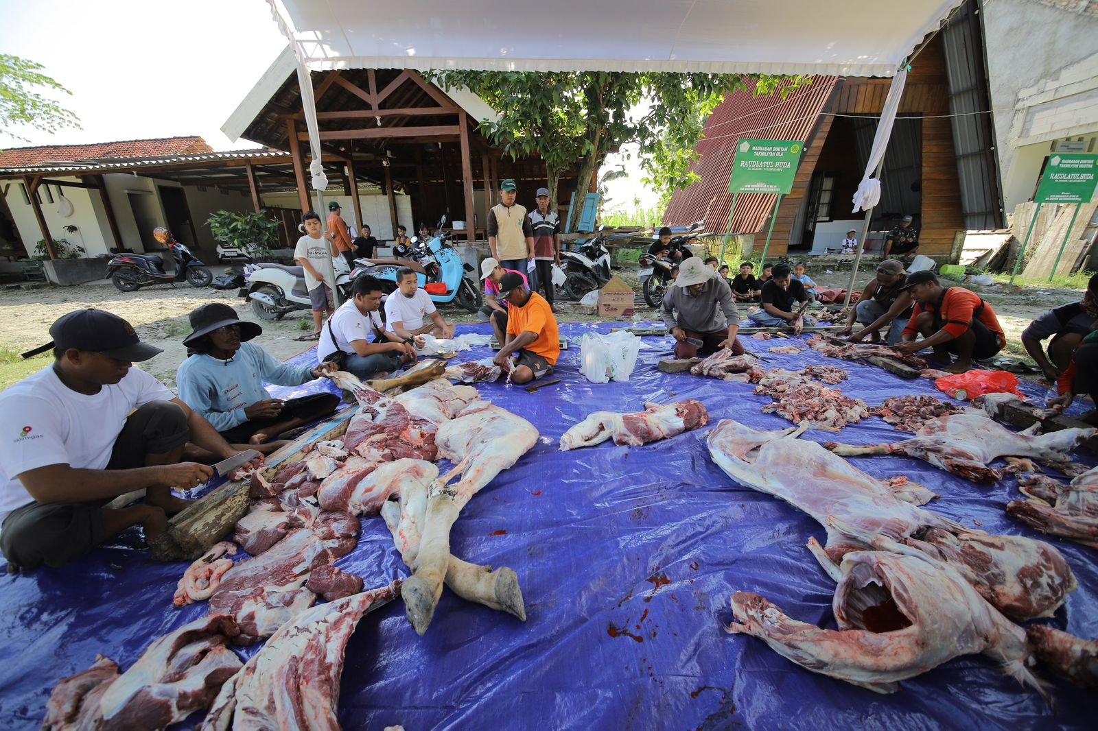 Bukan Hanya Kurban, Pekerja Lapangan Minyak Banyu Urip Kerja Bakti Sebar Daging Bersama Warga