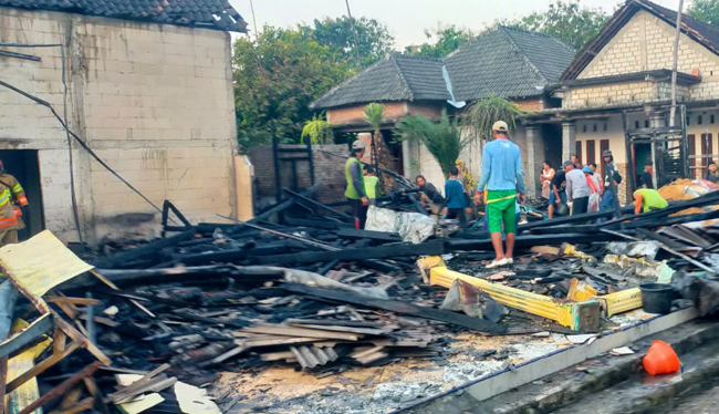 Korsleting Listrik, Rumah Warga Bojonegoro Terbakar, Uang Tunai dan Motor Ludes