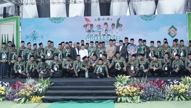 Menko PMK yang Bersahaja Saat Foto Bersama Pengurus PCNU Bojonegoro
