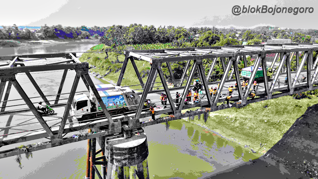 Bersihkan Sampah di Atas Jembatan Glendeng