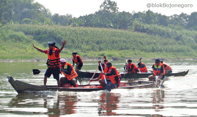 Serunya Balap Perahu di Jazz Bengawan Bojonegoro