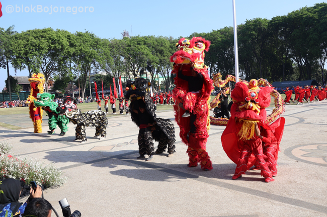 Aksi Barongsai Hibur Peserta Upacara HUT RI ke 80 di Bojonegoro
