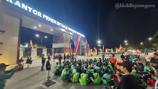 Diriver Ojol Berdoa Sambil Menangis Depan DPRD Bojonegoro