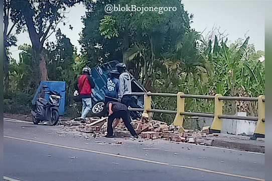 Sopir Minibus Meninggal Dunia Usai Tabrak Jembatan di Bojonegoro