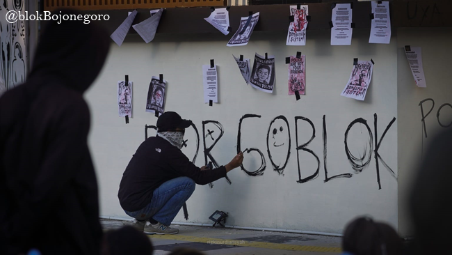 Peserta Aksi Mural Tembok Pagar Gedung DPRD Bojonegoro