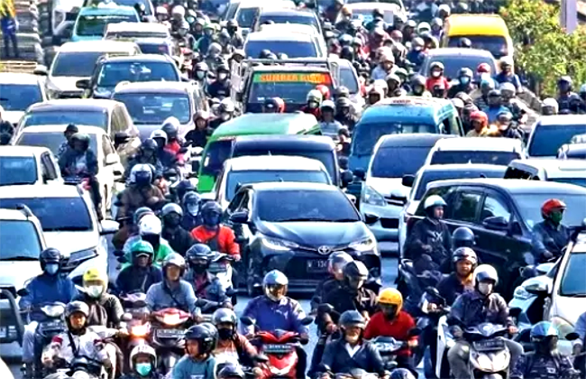 Terjebak Macet, Bolehkah Shalat di atas Kendaraan?
