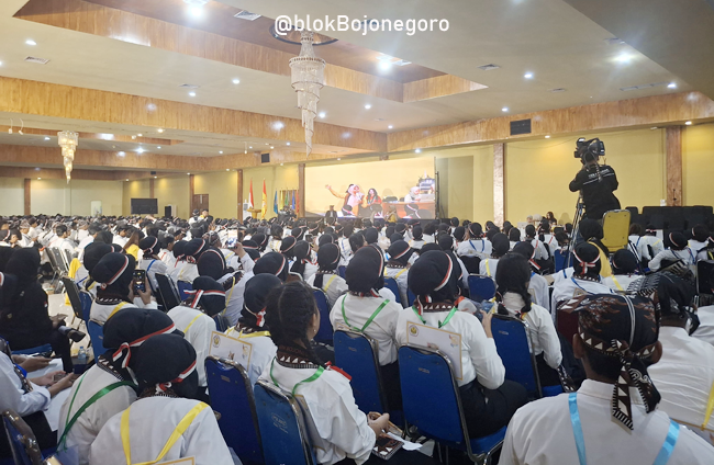 PKKMB UNIGORO 2025 Pakai Samir dan Udeng Samin, Hingga Flashmob Tari Api Khayangan