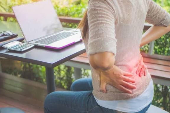 Duduk Lama Tapi Sehat? Kenali Posisi Duduk yang Tepat untuk Tulang