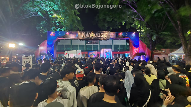 Ribuan Baladesa Berjubel di Pintu Masuk Stadion