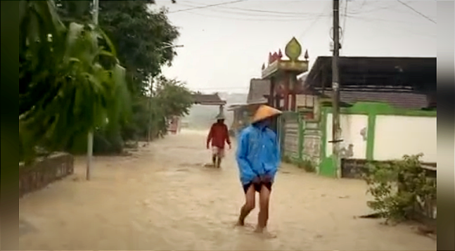 Bojonegoro Diguyur Hujan Deras, Banjir Bandang Terjang Sejumlah Ruas Jalan di Gondang