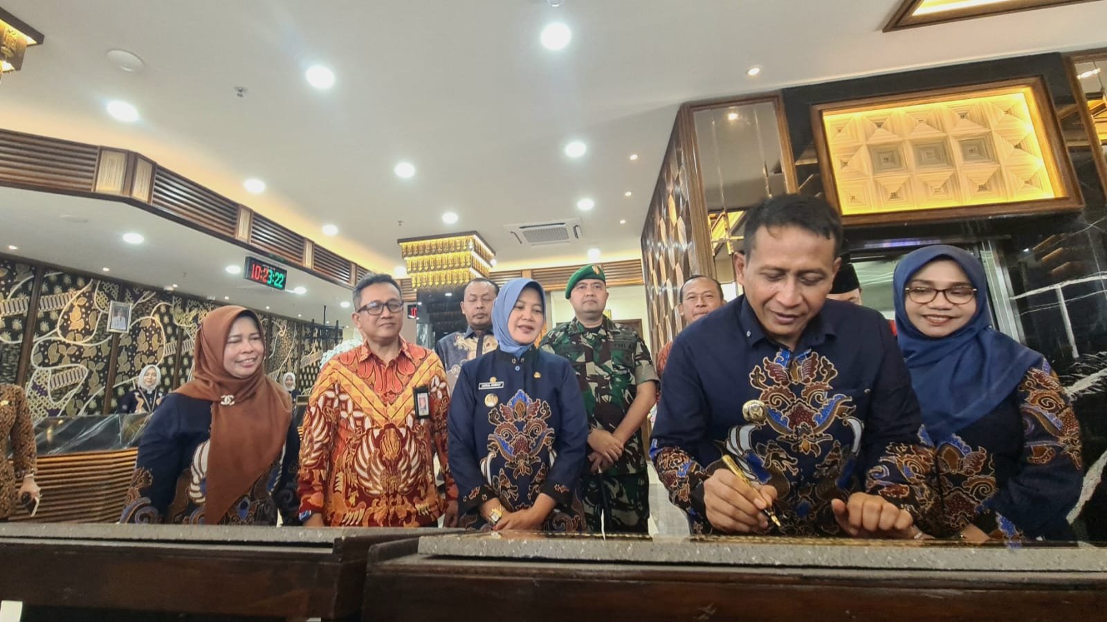 Bupati Wahono Tandatangani Prasasti Gedung Baru PT BPR Bojonegoro