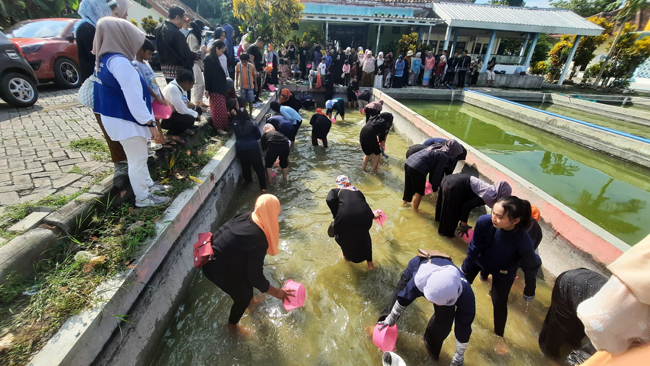 Teriakan Ibu-Ibu Saat Lomba Tangkap Ikan