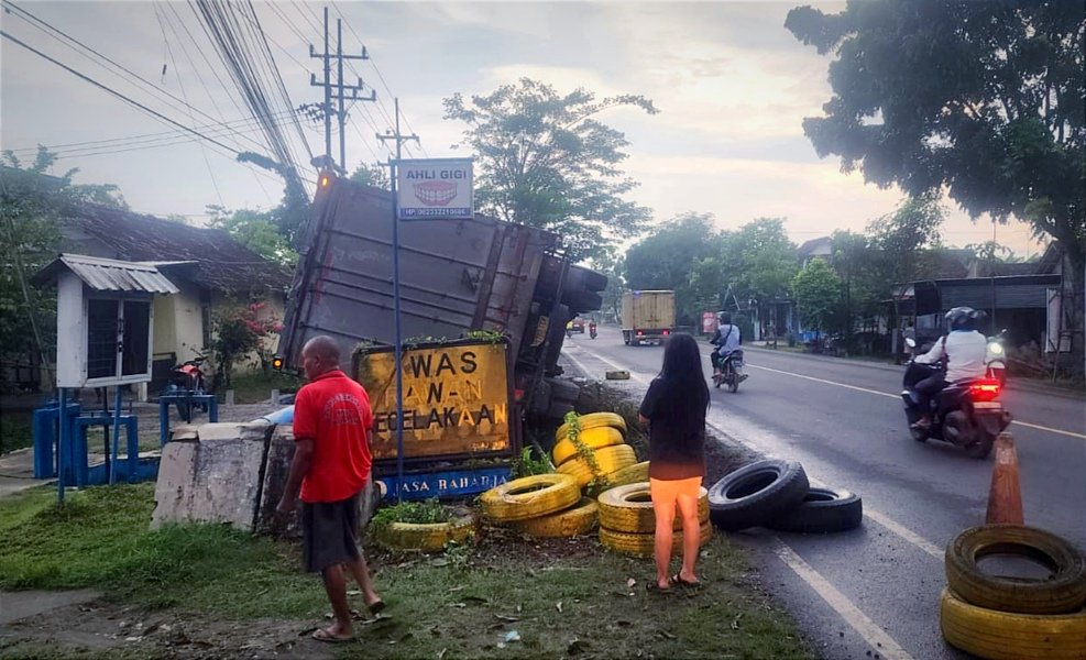 Truk Box Tronton Terguling Usai Tabrak Jembatan Sempit di Balen Bojonegoro