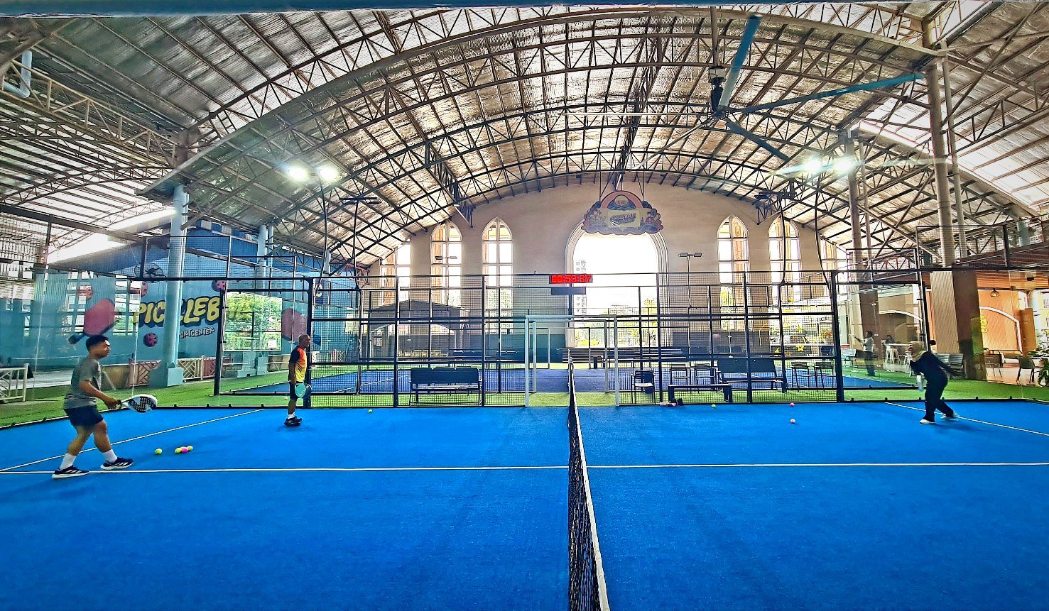 Olahraga Padel Mulai “Ngetren” di Bojonegoro, Gen Z hingga Gen X Ikut Mencoba