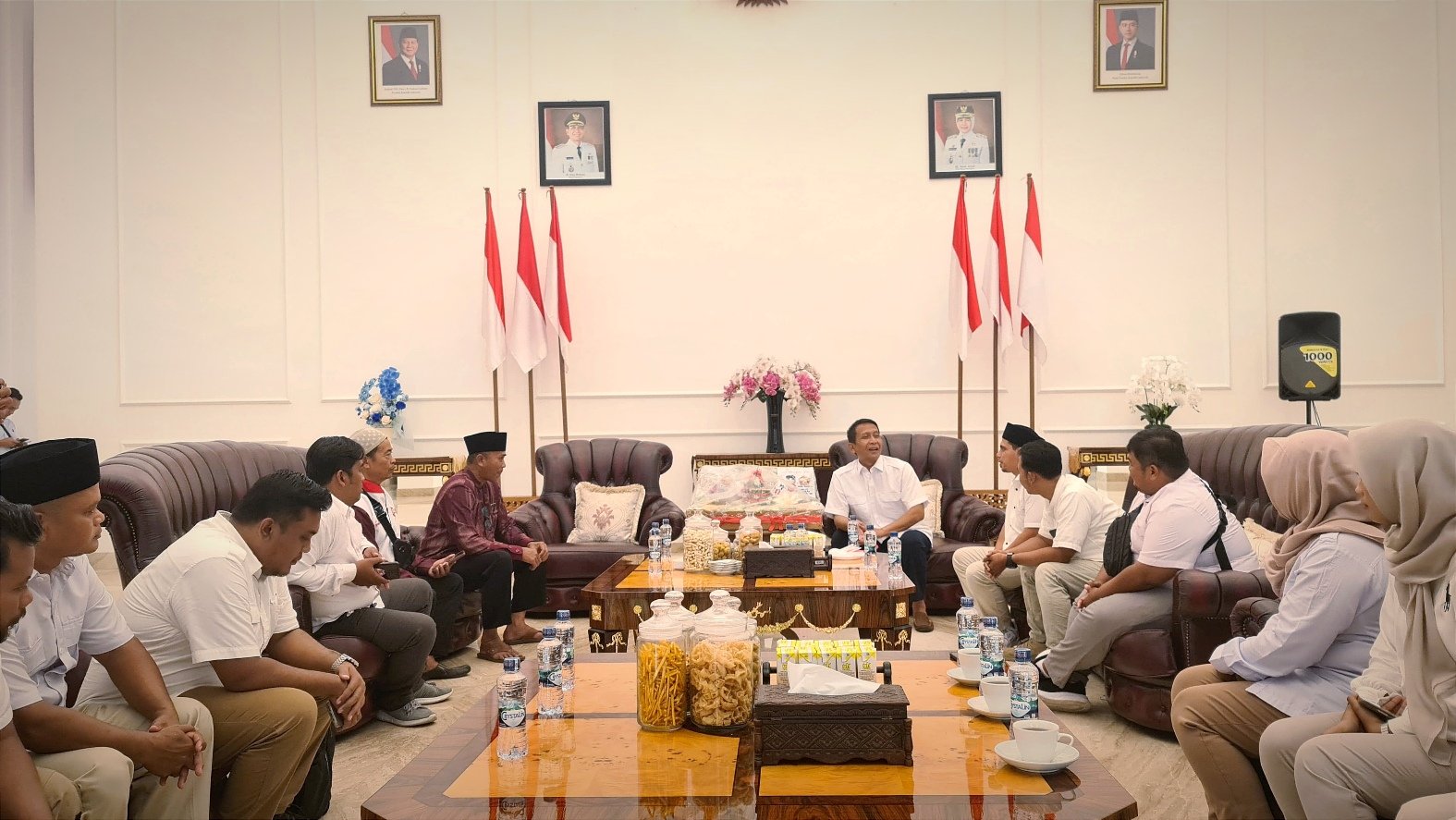 HUT Gerindra ke-18, Relawan Santri Nderek Kyai Potong Tumpeng Bareng Bupati Bojonegoro