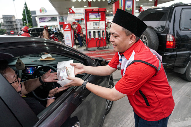 Berkah Ramadan, Pertamina Patra Niaga Berbagi Takjil dan Layanan SPBU Bernuansa Religi