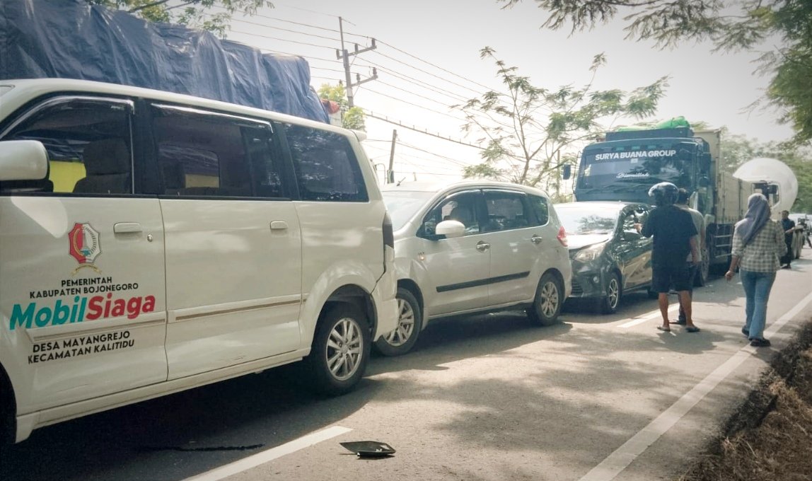 Truk Molen Rem Blong, Enam Kendaraan Terlibat Laka Beruntun di Bojonegoro