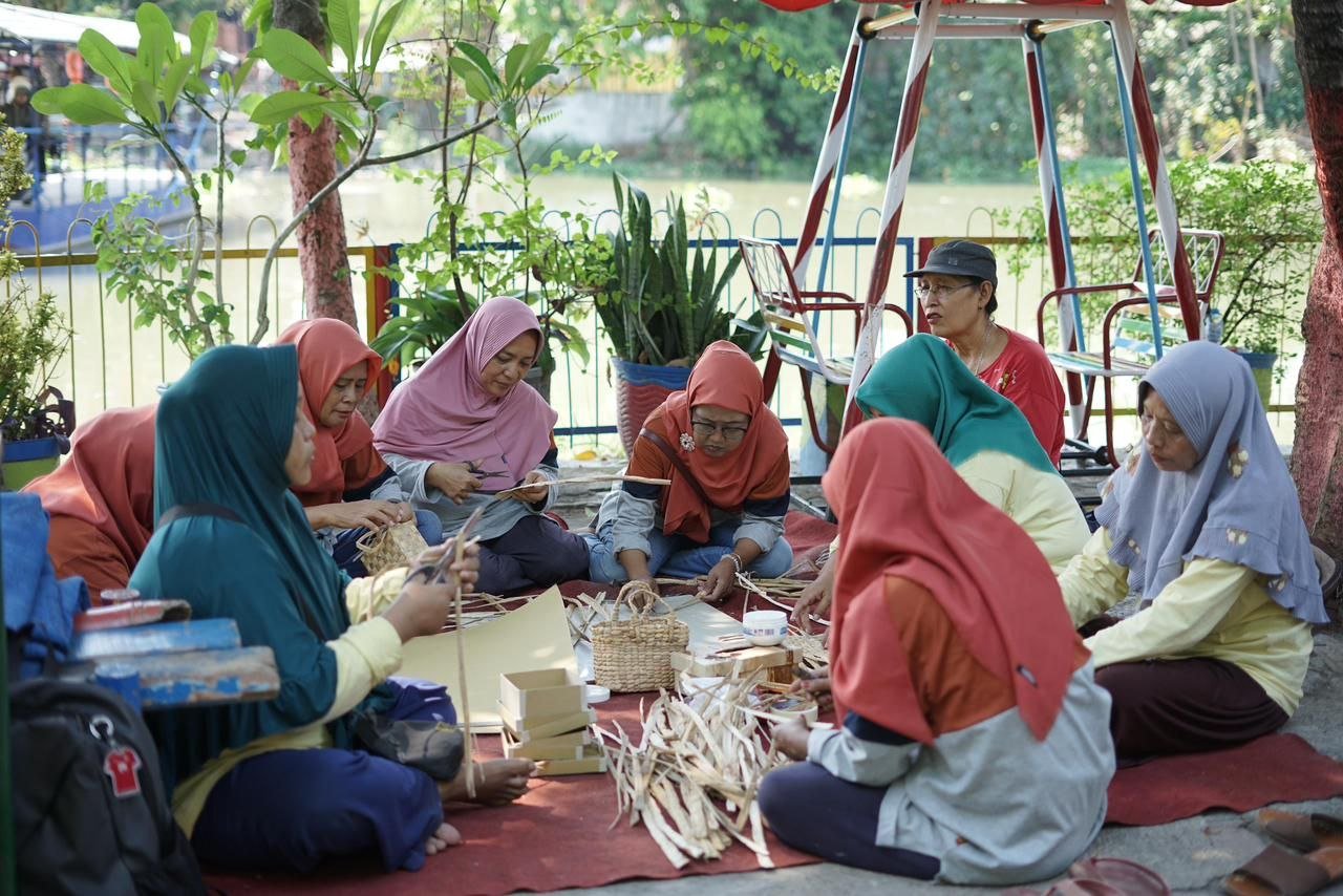 Kolaborasi Warga dan Pertamina Patra Niaga, Eceng Gondok Disulap Jadi Produk Bernilai