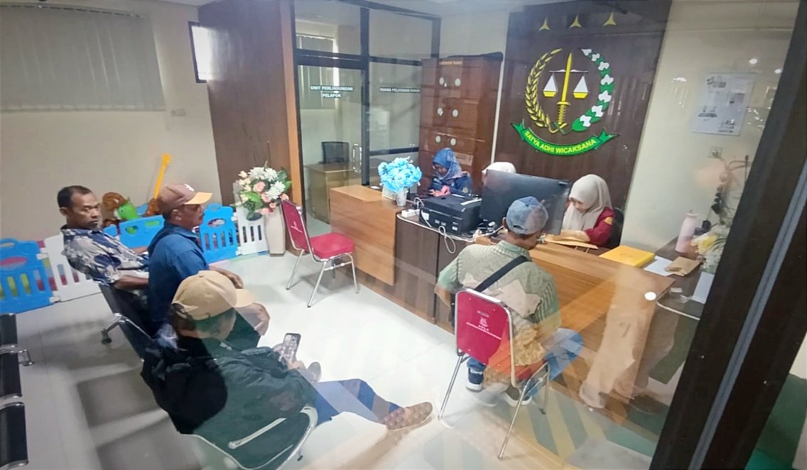 Warga Klino Laporkan Proyek Dugaan Penyimpangan Proyek Jalan ke Kejari Bojonegoro