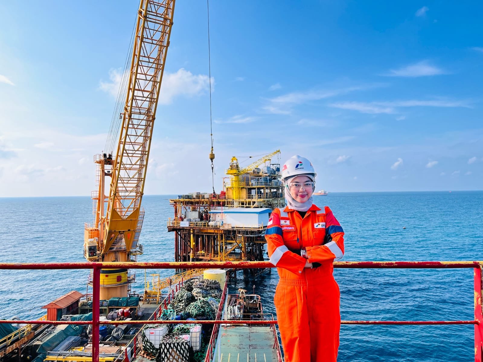 Perempuan di Garda Depan Energi Nasional: Kisah Tangguh dari Laut dan Daratan