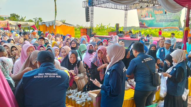 Ratusan Warga Serbu Operasi Pasar Murah Disperindag di Bazar Alumni Attanwir