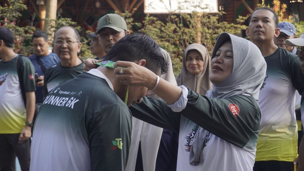 Wabup, Ketua DPRD, dan Wakapolres Kalungkan Medali ke Peserta Fun Run