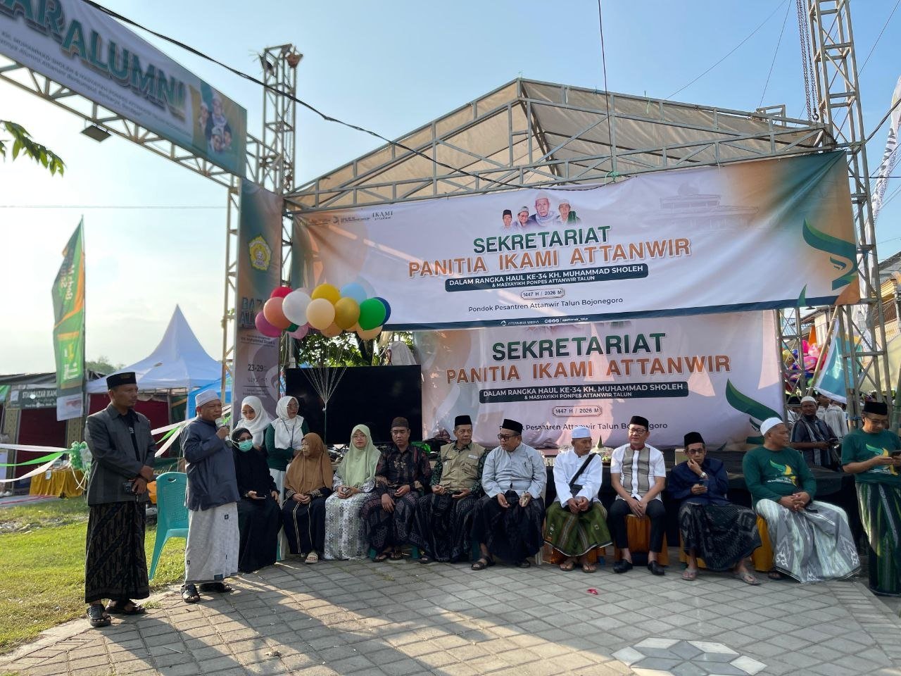 Resmi Dibuka, Bazar Alumni Attanwir Diserbu Pengunjung