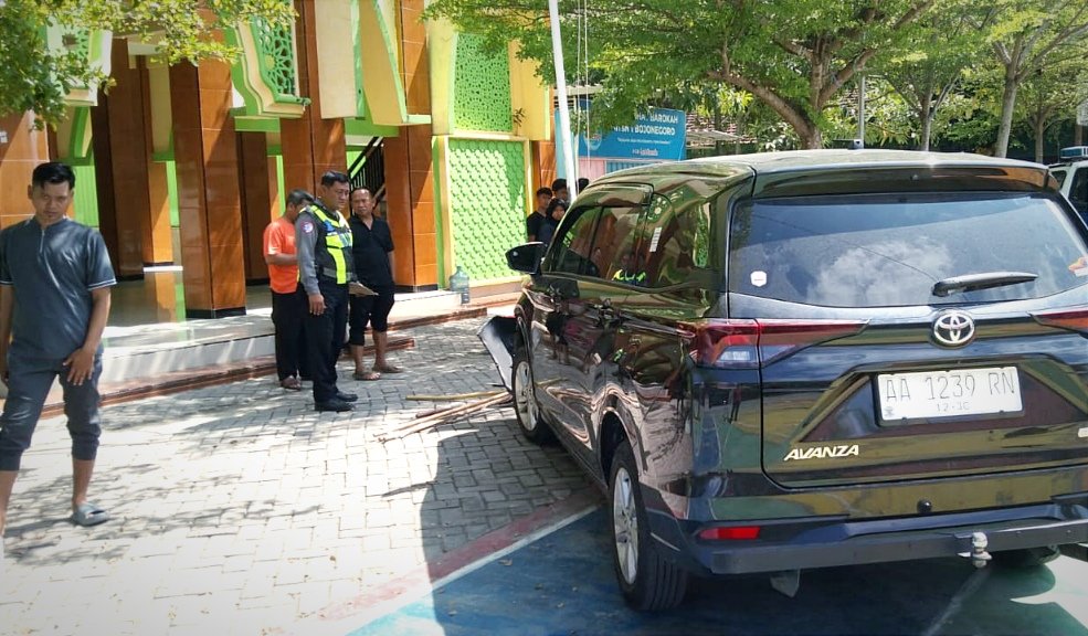 Bruuakk! Lima Siswi MTsN 1 Bojonegoro Ditabrak Mobil saat Latihan Pramuka