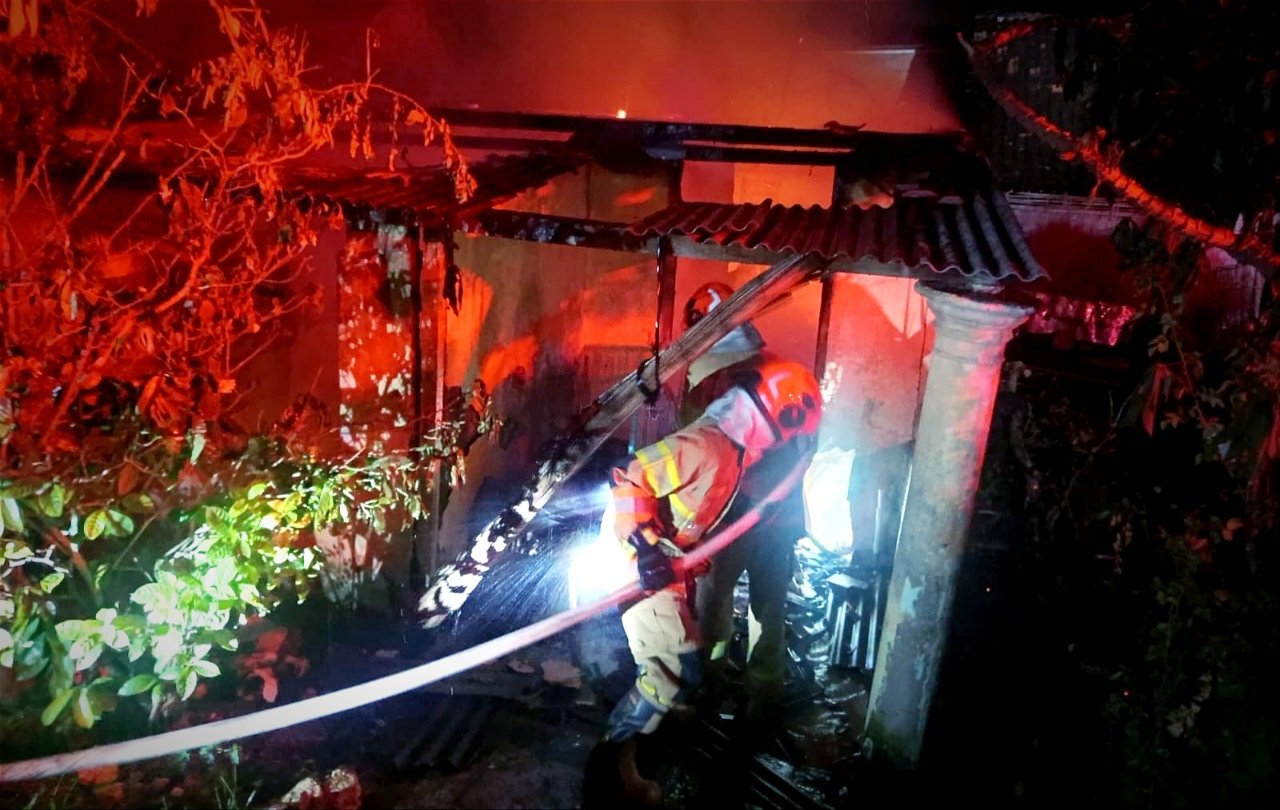 Diduga Dibakar Anak Sendiri, Rumah di Kanor Bojonegoro Ludes Terbakar