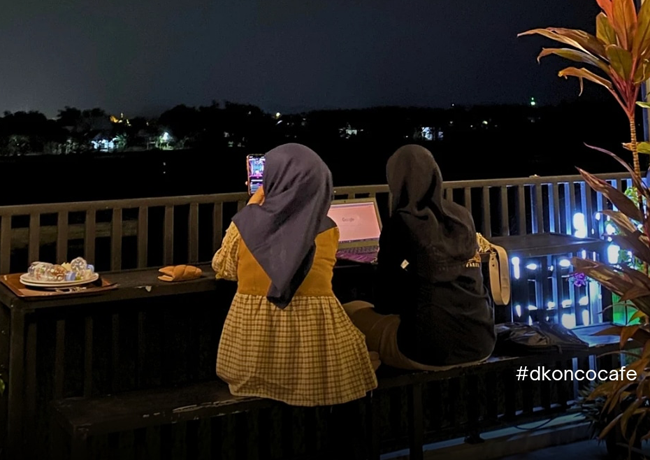 Butuh Tempat Santai Garap Tugas Kuliah dan Sekolah? Ya D'Konco Cafe Saja