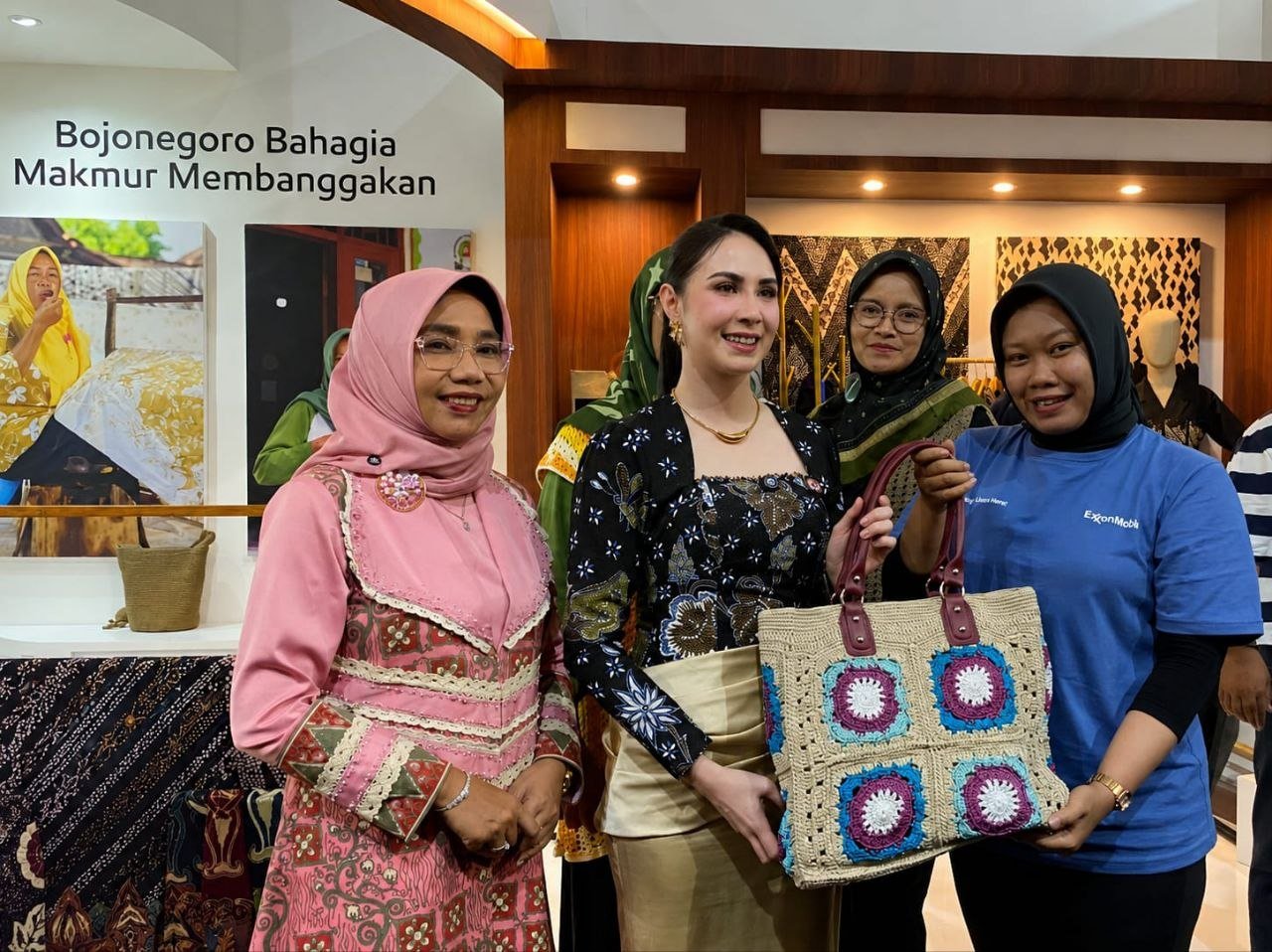 Tinjau Produk UMKM Binaan EMCL, Arumi: Semangat, Semoga Tambah Laris