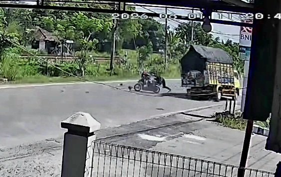 Hendak Belok SPBU, Pemotor di Bojonegoro Disantap Truk hingga Meninggal