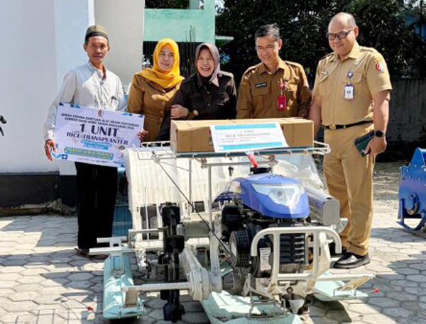 Wabup Bojonegoro Salurkan Bantuan Alsintan Bagi Petani untuk Tingkatkan Produksi